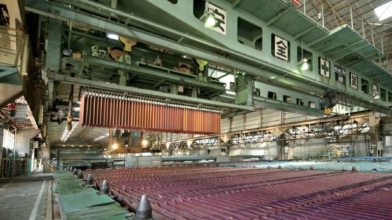 Rác thải điện tử được tái chế thành đồng có độ tinh khiết cao tại nhà máy luyện kim Pan Pacific Copper, ở thành phố Oita, Nhật Bản. Ảnh: Nikkei
