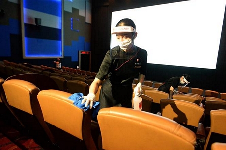 Nhân viên khử trùng rạp chiếu phim tại Bangkok, Thái Lan ngày 1/6/2020 nhằm ngăn chặn sự lây lan của COVID-19. Ảnh: THX/ TTXVN
