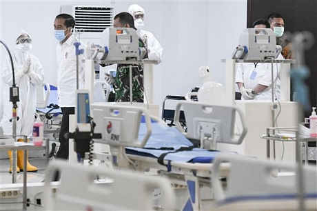 Tổng thống Indonesia Joko Widodo (thứ 2, trái sang) kiểm tra khu vực bệnh viện dã chiến điều trị cho bệnh nhân nhiễm COVID-19 tại Jakarta, Indonesia. Ảnh: AFP/TTXVN