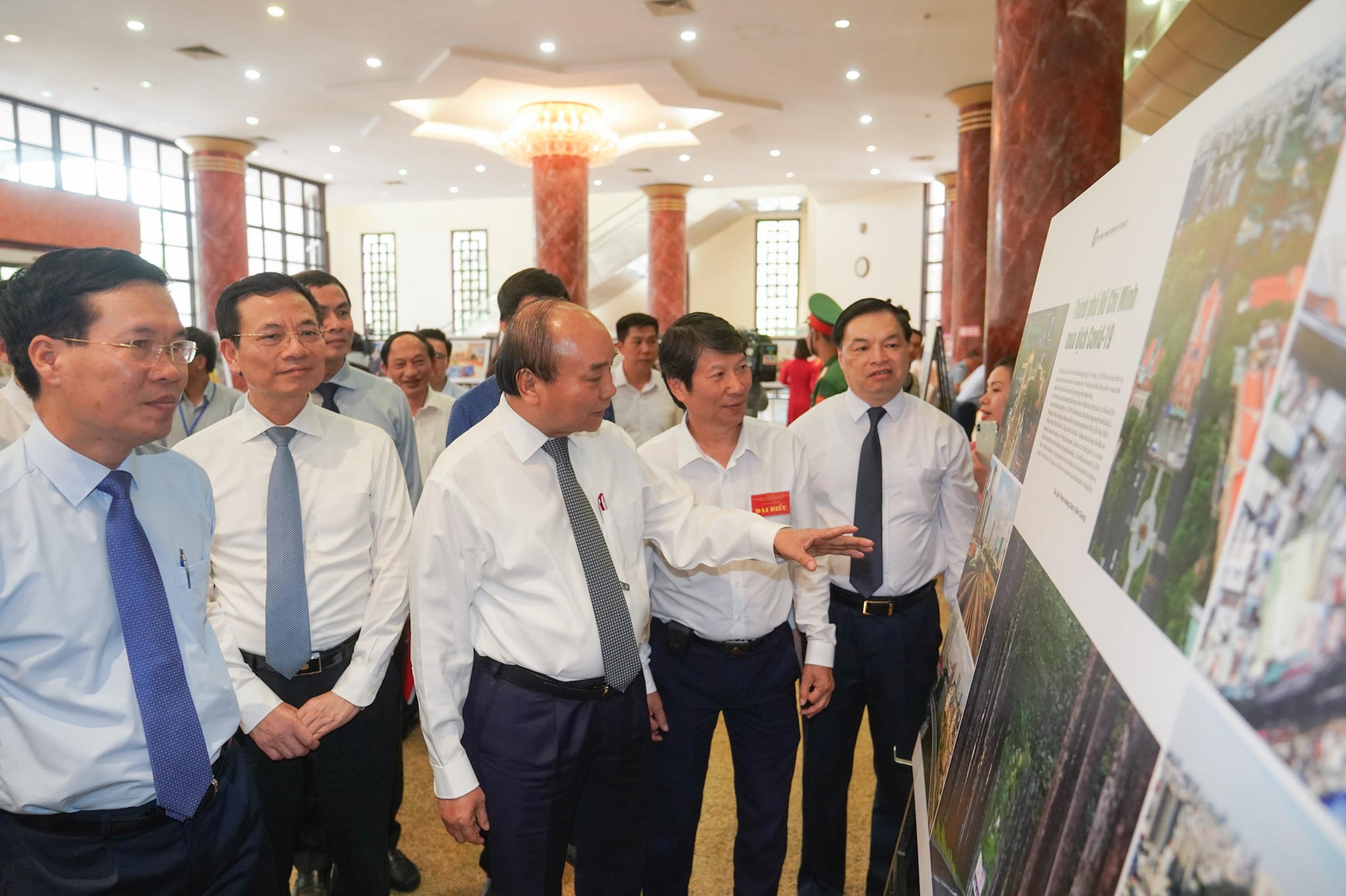 Thủ tướng Nguyễn Xuân Phúc thăm triển lãm tranh ảnh về phòng, chống COVID-19. Ảnh: VGP/Quang Hiếu