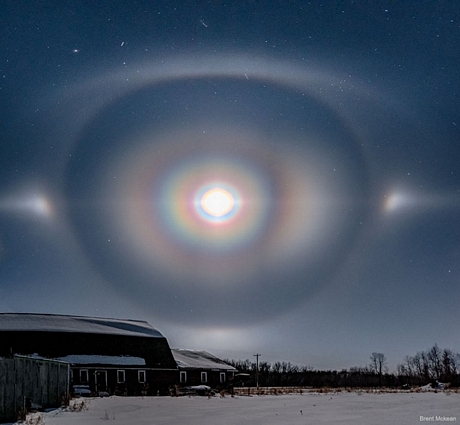 Trong bức ảnh được NASA đăng tải ngày 24-2-2020, một hào quang mặt trăng tuyệt đẹp với cả corona, quầng halo 22 độ và moon dogs đã xuất hiện ở Manitoba, Canada - ảnh: Brent Mckean