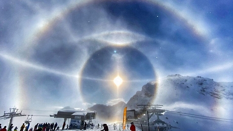 Hào quang mặt trời phức tạp, ngoạn mục đến khó tin được chụp giữa tháng 1-2020 tại vùng băng tuyết Thụy Sĩ - ảnh: Michael Schneider