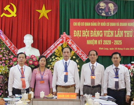 BCH Chi bộ Cơ quan Đảng ủy Khối Cơ quan và Doanh nghiệp tỉnh nhiệm kỳ mới ra mắt đại hội.