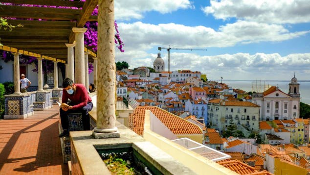 Thị trấn cổ Lisbon vắng du khách. Ảnh: CNN