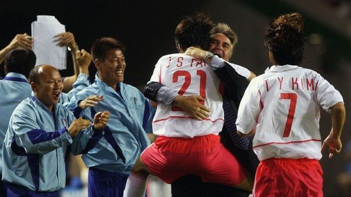 HLV Park Hang Seo ăn mừng cùng ĐT Hàn Quốc ở World Cup 2002. (Ảnh: Getty). 