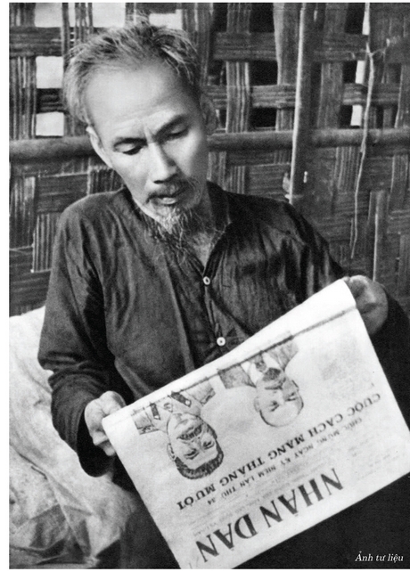 Chủ tịch Hồ Chí Minh đọc báo “Nhân dân”. Ảnh tư liệu lịch sử