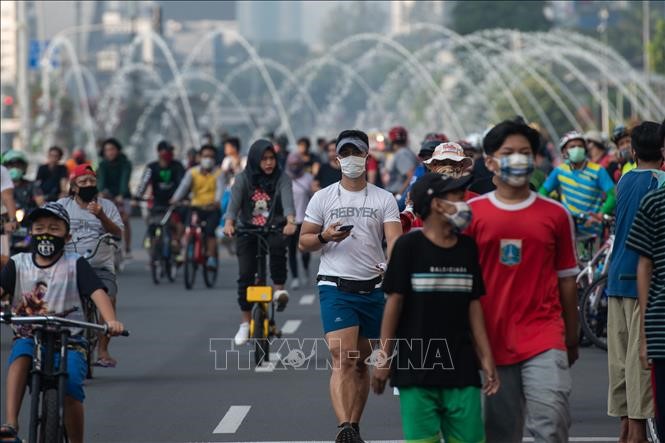 Người dân đeo khẩu trang phòng lây nhiễm COVID-19 tại Jakarta, Indonesia ngày 14/6 Ảnh: THX/TTXVN