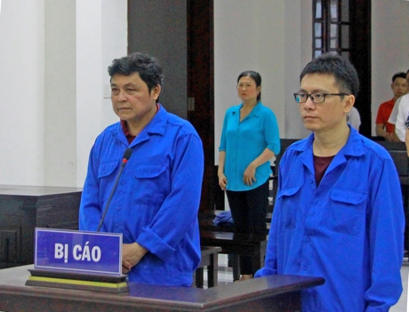 Bị cáo Thế (bên trái) và Thông nghe tòa tuyên án.