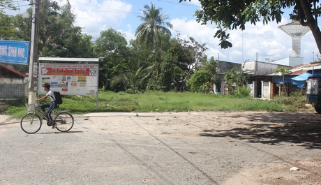 Khung cảnh trước Trường THCS Nguyễn Trường Tộ- nơi có hạng mục dự án Mở rộng nâng cấp đô thị Việt Nam- Tiểu dự án TP Vĩnh Long” đi qua.