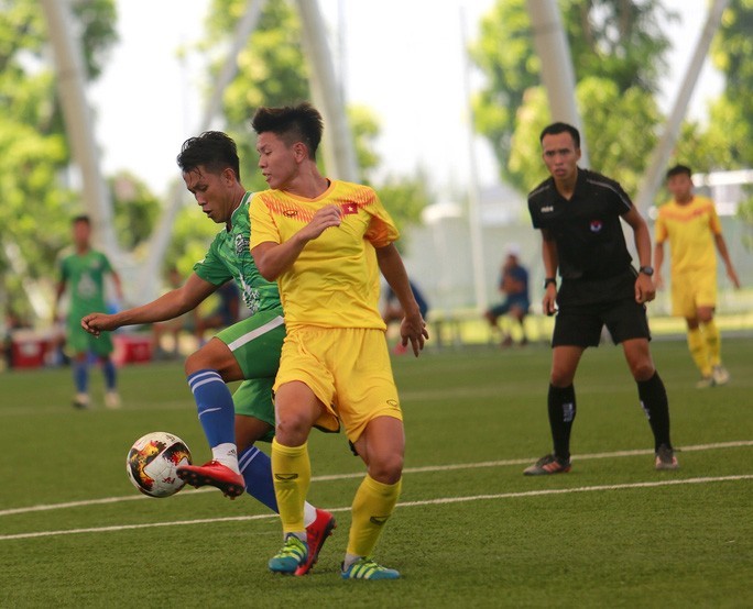Tuyển U19 Việt Nam (áo vàng) trong trận đấu tập với CLB Phù Đổng hôm 23-6 - Ảnh: Vi Đức Anh