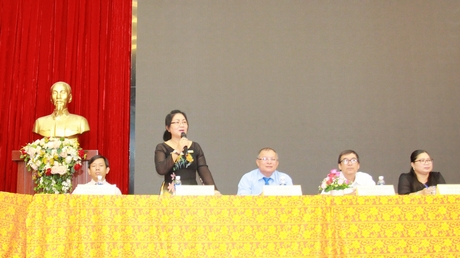 Cô Trương Thị Nhi- đại diện phân hiệu trả lời học sinh.
