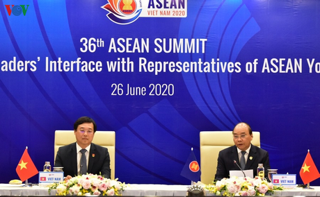 Thủ tướng Nguyễn Xuân Phúc cho biết, các nhà lãnh đạo ASEAN có niềm tin thanh niên ASEAN có thể đảm nhận trọng trách, đóng góp hiệu quả và thiết thực vào quá trình xây dựng cộng đồng ASEAN vững mạnh, tự cường. (Ảnh: Trần Khánh).