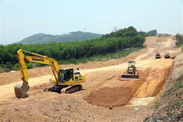 Thi công tại gói thầu số 8 thuộc dự án cao tốc Bắc-Nam trên địa bàn tỉnh Thừa Thiên-Huế. (Ảnh: Huy Hùng/TTXVN)