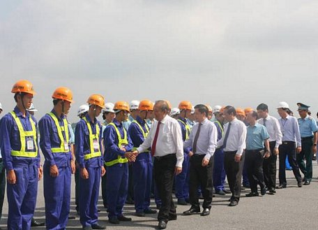 Phó Thủ tướng Trương Hòa Bình động viên các lực lượng thi công, xây dựng các hạng mục. Ảnh: VGP/Lê Sơn
