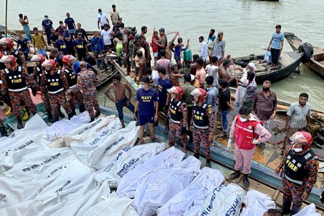Hàng chục người bị thương vong trong vụ lật phà chở khách trên sông Buriganga, thủ đô Bangladesh,  ngày 29/6/2020. Ảnh: Reuters