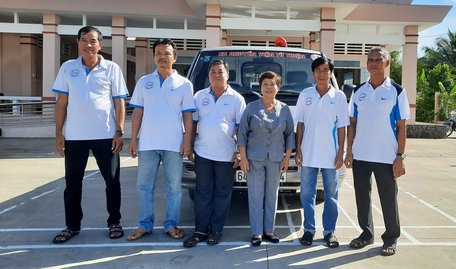 Các thành viên Tổ xe chuyển viện từ thiện xã Hòa Ninh.