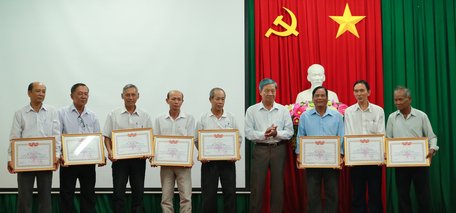 Các cá nhân nhận bằng khen của Trung ương Hội Người cao tuổi Việt Nam.
