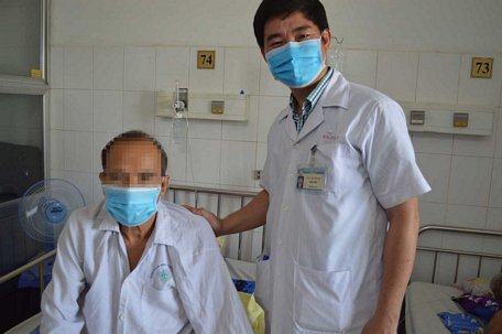 -Bác sĩ thăm khám cho ông N.H.L (67 tuổi, huyện Vũng Liêm- Vĩnh Long).