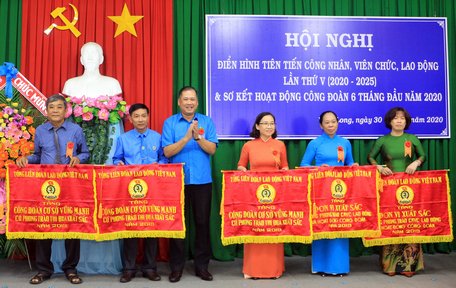 Trao cờ thi đua của Tổng Liên đoàn Lao động Việt Nam cho các tập thể tiêu biểu