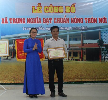 Phó Chủ tịch UBND tỉnh- Nguyễn Thị Quyên Thanh trao bằng khen UBND tỉnh cho cá nhân xuất sắc.