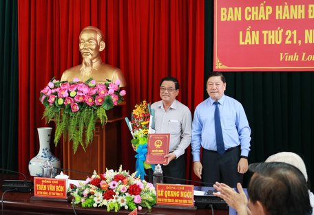 Bí thư Tỉnh ủy- Trần Văn Rón trao quyết định nghỉ hưu cho ông Trần Hoàng Tựu- nguyên Phó Chủ tịch UBND tỉnh.