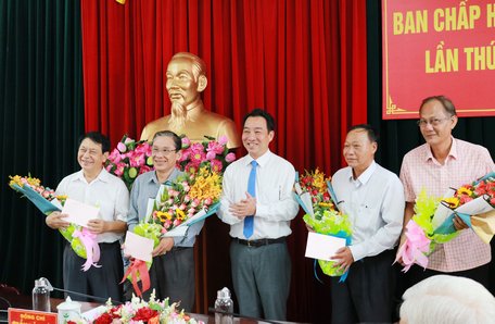Ông Lữ Quang Ngời- Chủ tịch UBND tỉnh tặng hoa tri ân đóng góp cho các đồng chí nhận quyết định nghỉ hưu trong đợt này.