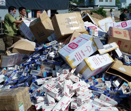 Hàng trăm ngàn gói thuốc lá lậu bị ngành chức năng tiêu hủy.