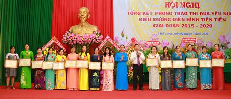 Bí thư Tỉnh ủy- Trần Văn Rón và Phó Chủ tịch UBND tỉnh- Nguyễn Thị Quyên Thanh trao bằng khen của UBND tỉnh cho các tập thể, cá nhân.