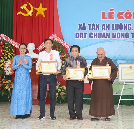 Phó Chủ tịch UBND tỉnh Vĩnh Long Nguyễn Thị Quyên Thanh trao bằng khen của UBND tỉnh cho các cá nhân xuất sắc.