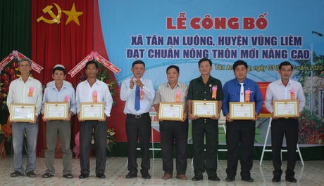 Ông Lê Văn Đôi- Phó chủ tịch thường trực UBND huyện trao giấy khen cho các tập thể xuất sắc.
