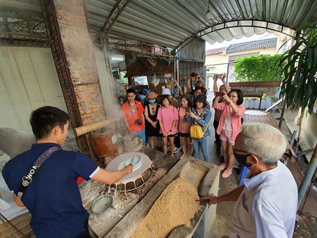 Khách tham quan nghề làm bánh tráng ở Cần Thơ - Ảnh: CHÍ QUỐC