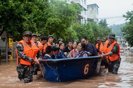 Sơ tán người dân vùng lũ trong tuần này ở thành phố Trùng Khánh, phía nam Trung Quốc sau một đợt mưa lớn - Ảnh: AFP