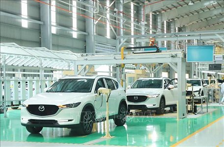 Dây chuyền lắp ráp ô tô tại nhà máy của Công ty Cổ phần Ô tô Trường Hải (Thaco) trong Khu kinh tế mở Chu Lai, huyện Núi Thành, tỉnh Quảng Nam. Ảnh: TTXVN