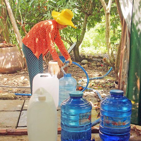 Người dân ở xã Đồng Phú (Long Hồ) được hỗ trợ nước sạch thông qua hệ thống lọc nước mặn thành nước ngọt.