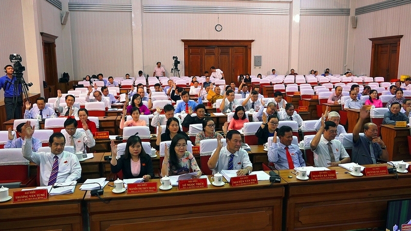 Đại biểu biểu quyết thông qua nghị quyết.