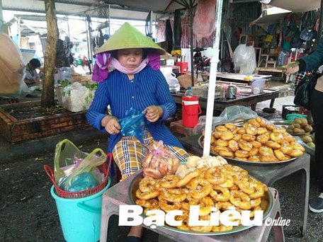 Gian hàng bán bánh cam, bánh còng ở TT. Ngan Dừa (huyện Hồng Dân). Ảnh: C.L