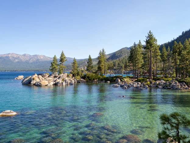 Hồ Tahoe, California    Hồ Tahoe là một trong những điểm đến tuyệt vời của Mỹ, một thiên đường phiêu lưu ngoài trời được tô điểm thêm bởi Sierra Nevadas. Vào mùa hè, du khách đổ về vùng nước màu ngọc lam và những bãi biển đầy cát để chèo thuyền hoặc đi trên Đường mòn Vành đai để ngắm toàn cảnh lưu vực. Khi mùa đông đến, khu nghỉ mát trượt tuyết ở đây hấp dẫn rất nhiều du khách.
