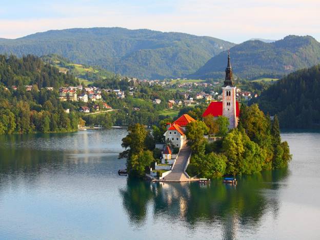 Hồ Bled, Slovenia    Được dãy Julian Alps hiện ra lờ mờ làm nền, hồ Bled màu xanh coban ở Slovenia càng nổi bật yên tĩnh và giống như chiếc gương khổng lồ với một hòn đảo trung tâm giống như trong truyện cổ tích. Đảo chỉ có một nhà thờ gothic duy nhất được xây dựng vào những năm 1400, nơi có những bức bích họa cũ tuyệt đẹp.