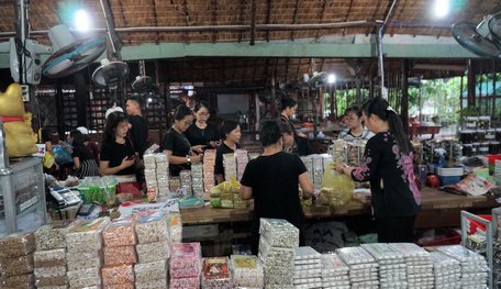 Du khách tham quan, mua sắm tại  lò kẹo dừa ở củ lao An Bình.