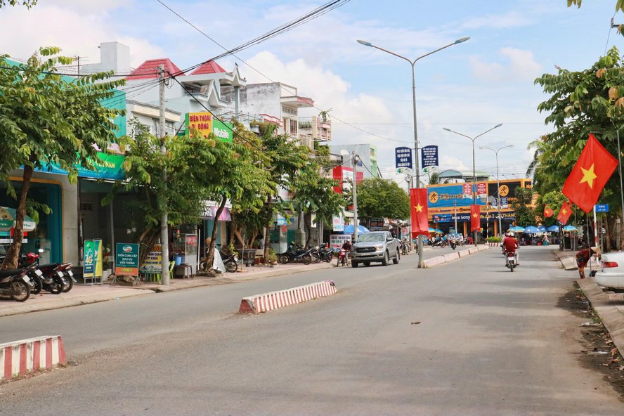 Thị trấn Cái Nhum được đầu tư phát triển cơ sở hạ tầng, là trung tâm trao đổi hàng hóa, thương mại trên địa bàn huyện.