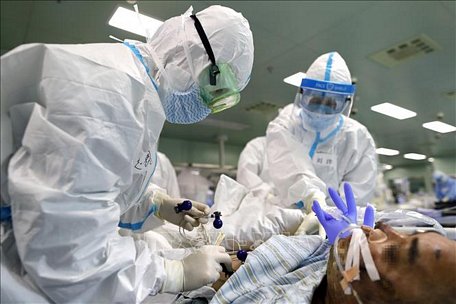 Nhân viên y tế điều trị cho bệnh nhân nhiễm COVID-19 tại Vũ Hán, tỉnh Hồ Bắc, Trung Quốc ngày 24/4/2020. Ảnh: THX/TTXVN