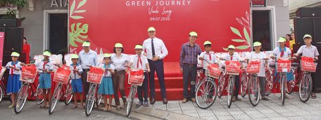 Ông Wayne Besant- Tổng Giám đốc AIA Việt Nam và ông Nguyễn Thanh Hà- Phó Chủ tịch UBND TP Vĩnh Long trao xe đạp và quà cho các em học sinh.