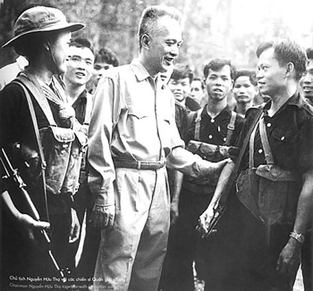  Đồng chí Nguyễn Hữu Thọ với các chiến sĩ Quân giải phóng.