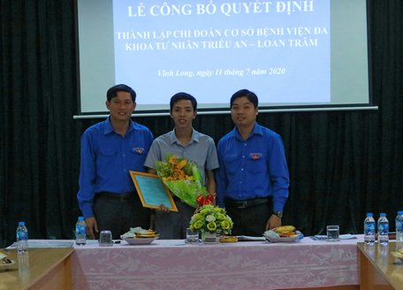 Trao quyết định thành lập và tặng hoa chúc mừng Chi đoàn cơ sở Bệnh viện đa khoa tư nhân Triều An- Loan Trâm.