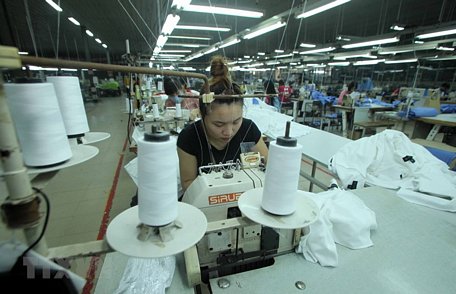 Công ty Cổ phần may Hồ Gươm chuyên may quần áo các loại, mỗi năm xuất khẩu sang thị trường Hoa Kỳ, châu Âu hàng chục triệu sản phẩm. (Ảnh: Trần Việt/TTXVN)