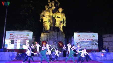  Chương trình Kỷ niệm 70 năm ngày truyền thống lực lượng Thanh niên xung phong Việt Nam diễn ra tại Tượng đài Thanh niên xung phong Khu di tích lịch sử Ngã ba Cò Nòi, huyện Mai Sơn, Sơn La.