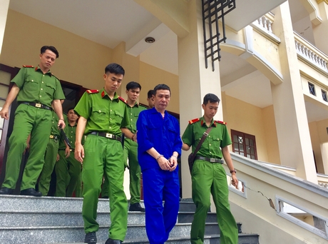 Lực lượng công an dẫn giải bị cáo Nguyễn Văn Tài sau khi kết thúc phiên tòa sơ thẩm.