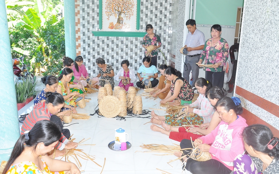 Toàn huyện Tam Bình hiện có 14 làng nghề được công nhận, tăng 3 làng nghề so năm 2015 với sản phẩm chủ lực là đan thảm lục bình và bánh tráng giấy.