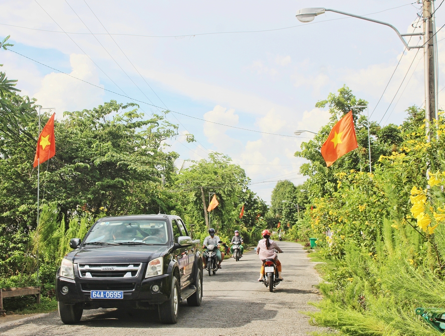 Với sự nỗ lực, quyết tâm của cả hệ thống chính trị, ước đến cuối năm 2020, toàn huyện Tam Bình có 12 xã đạt chuẩn nông thôn mới, chiếm 75% số xã trong huyện. Trong đó, có 2 xã ngoài lộ trình nhưng đã bứt phá về đích nông thôn mới là xã Phú Lộc và Tân Lộc.