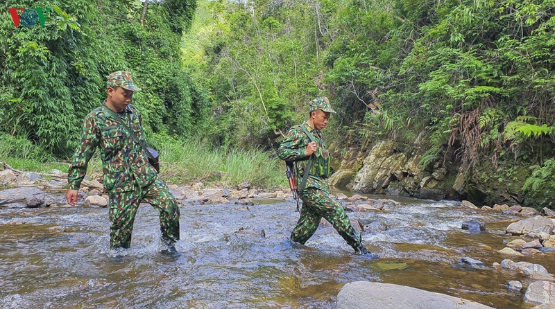 Tuần tra mốc 88, 89 giáp Lào được chia theo nhóm: 2 người đi tuần, 2 người trực chốt và thường xuyên thay phiên nhau. Mốc xa nhất cách chốt khoảng 4km. Đường đồi núi, đèo cao, lội suối, vô cùng khó khăn.
